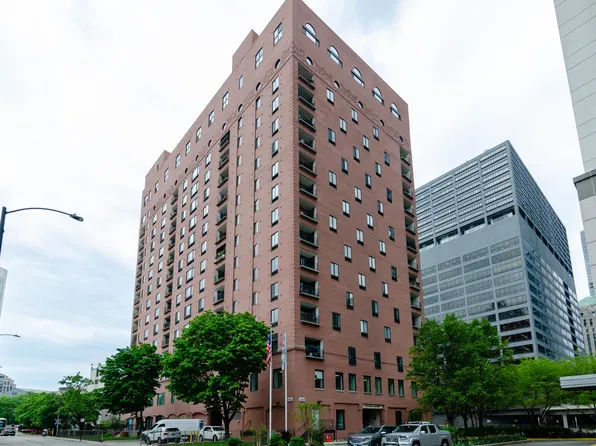 345 N Canal St APT 701, Chicago, IL 60606