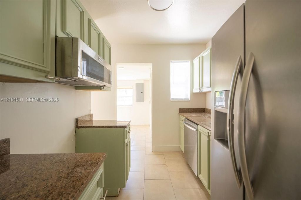 2340 NE 3rd Ave, photo 6