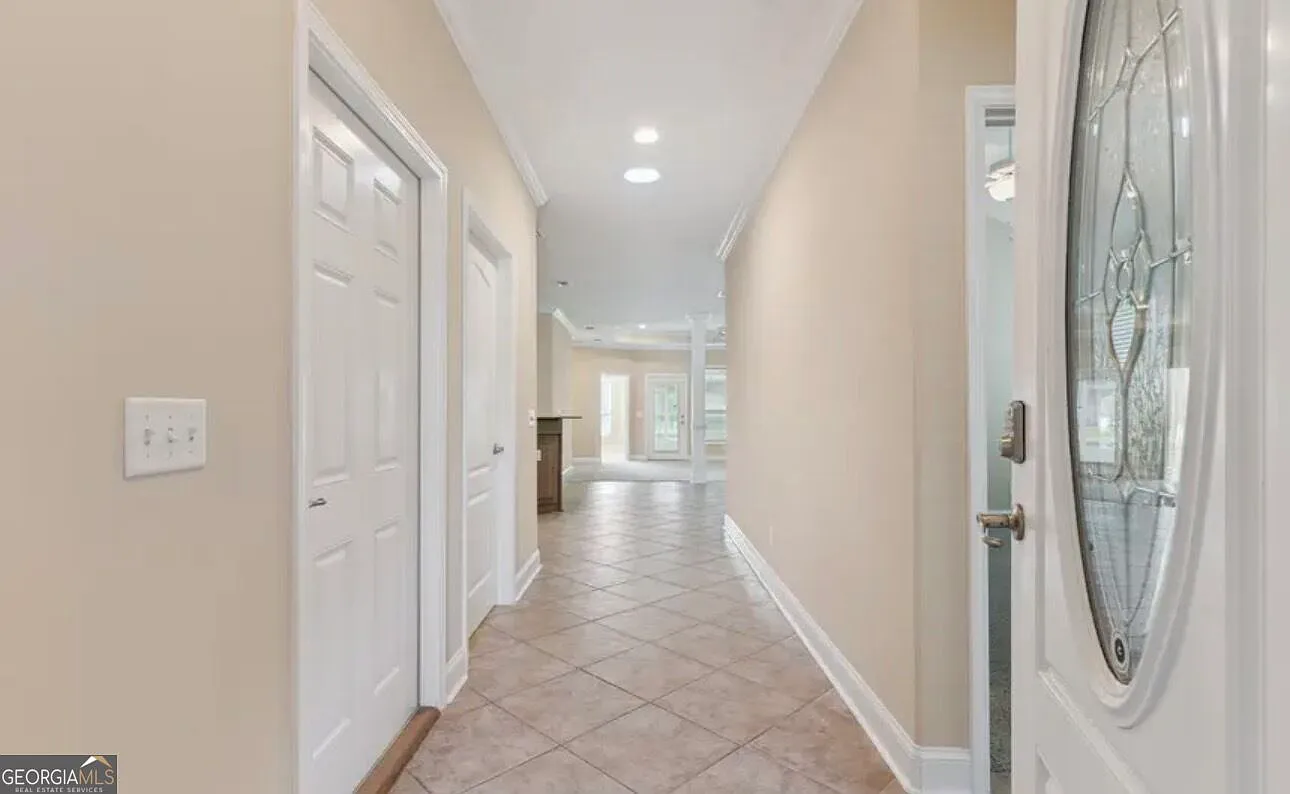 3 bed, 2.0 bath, 1981 sqft, $2,250 — Photo 2