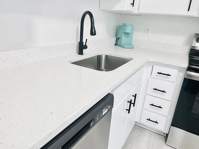 2 Bedroom/1 Bathroom Move-in Ready Townhome w\ 1 Month Free Rent!! — Photo 11