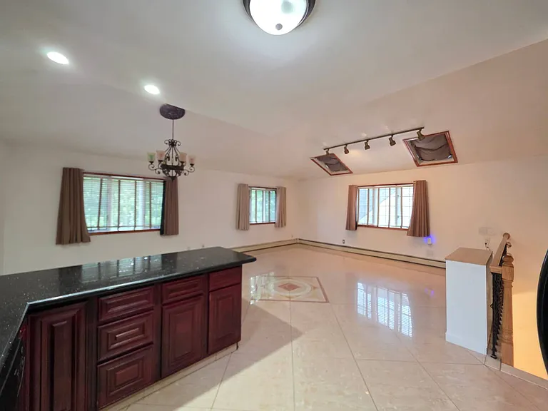11 Rochelle Pl — Photo 7