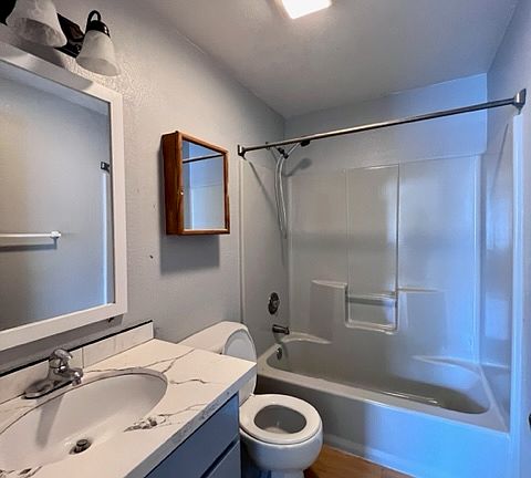 5th image of 3322 Lombard Ave APT 3
