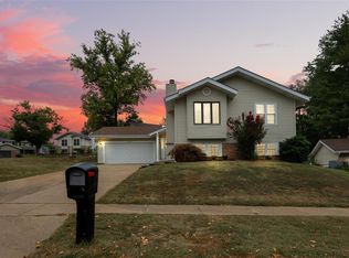 1017 Hollybend Dr, Ballwin, MO