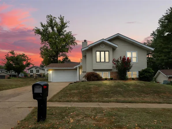 1017 Hollybend Dr, Ballwin, MO 63021