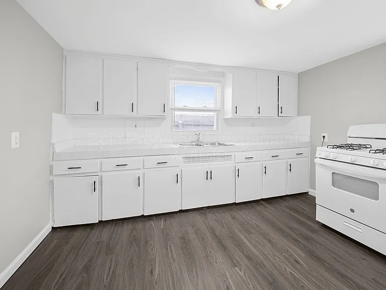 21930 Elroy Ave — Photo 3