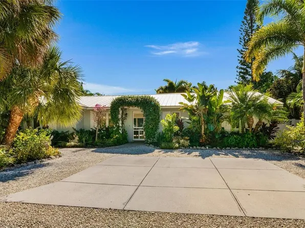 207 Peacock Ln, Holmes Beach, FL 34217