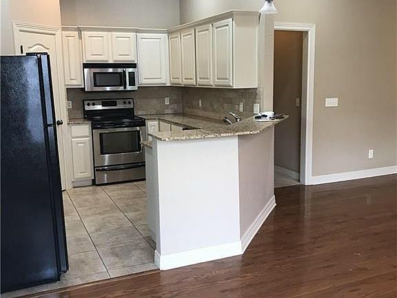4th image of 2646 N Miranda Ave