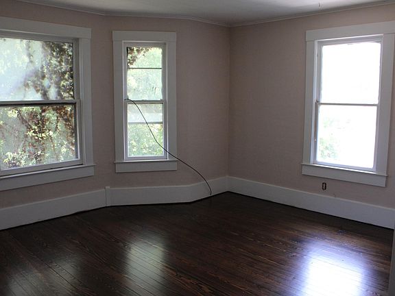 3rd image of 117 W Lindburg St
