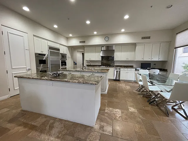 4 bed, 4.5 bath, 3703 sqft, $7,000 — Photo 3