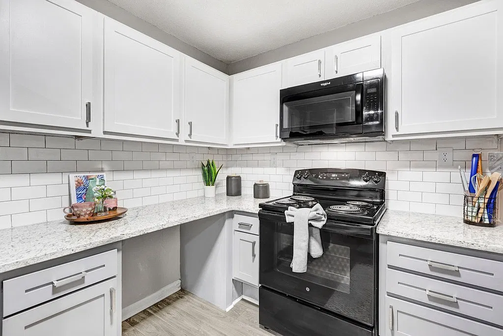 Andover Woods Apartments — Photo 1