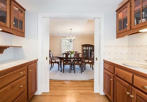 4th image of 6 Lillian Dr