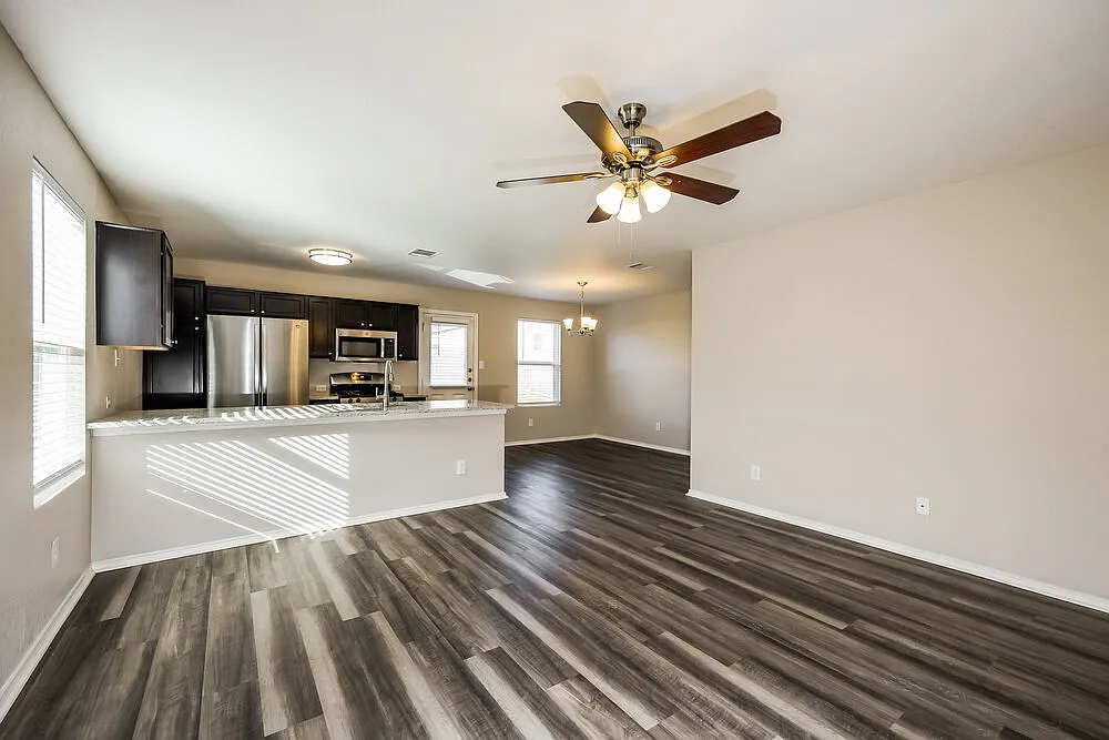 3 bed, 2.0 bath, 1230 sqft, $1,610 — Photo 4