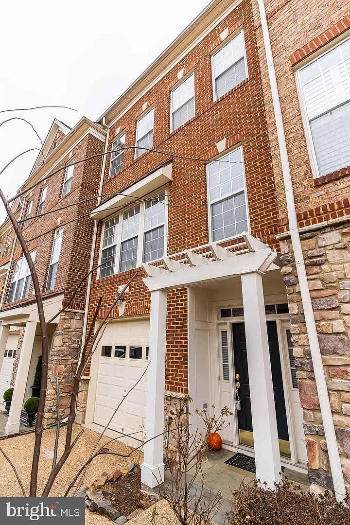 3 bed, 3.5 bath, 2264 sqft, $2,950 — Photo 3