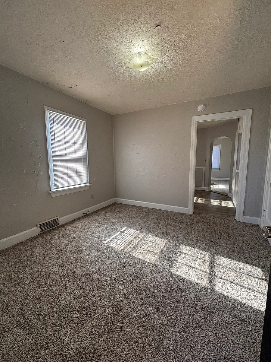 Building Photo - 1504 N Summit Ave #2