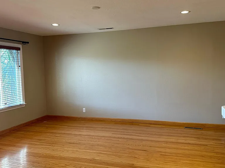 2046 Anthony Dr — Photo 3