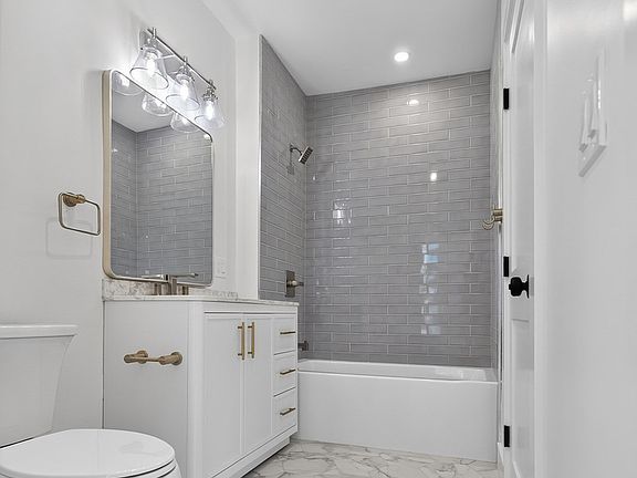 3rd image of 533 Washington St #D