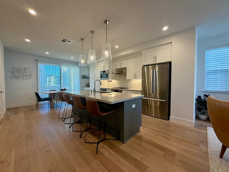 561 Pilgrim Dr — Photo 5
