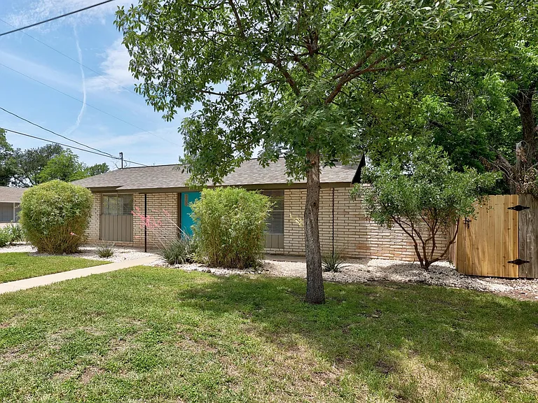 8600 Hathaway Dr — Photo 3