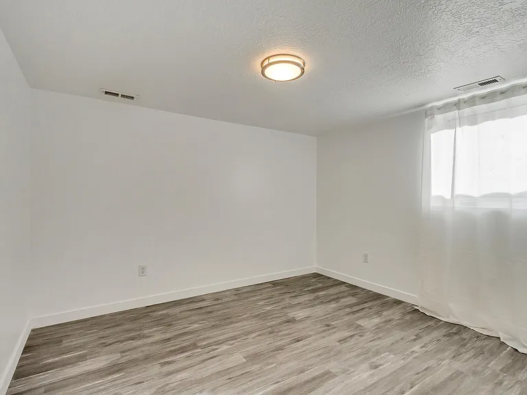 235 N 800 E — Photo 12