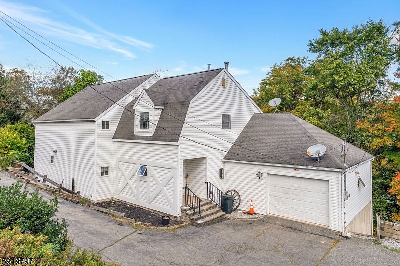 1st image of 132 Lionshead Dr W