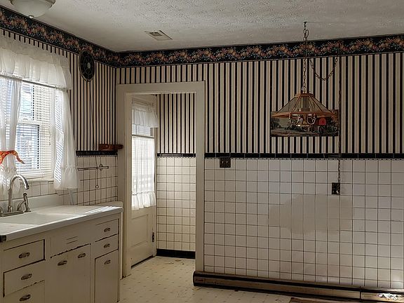 4th image of 2649 Linden Ave