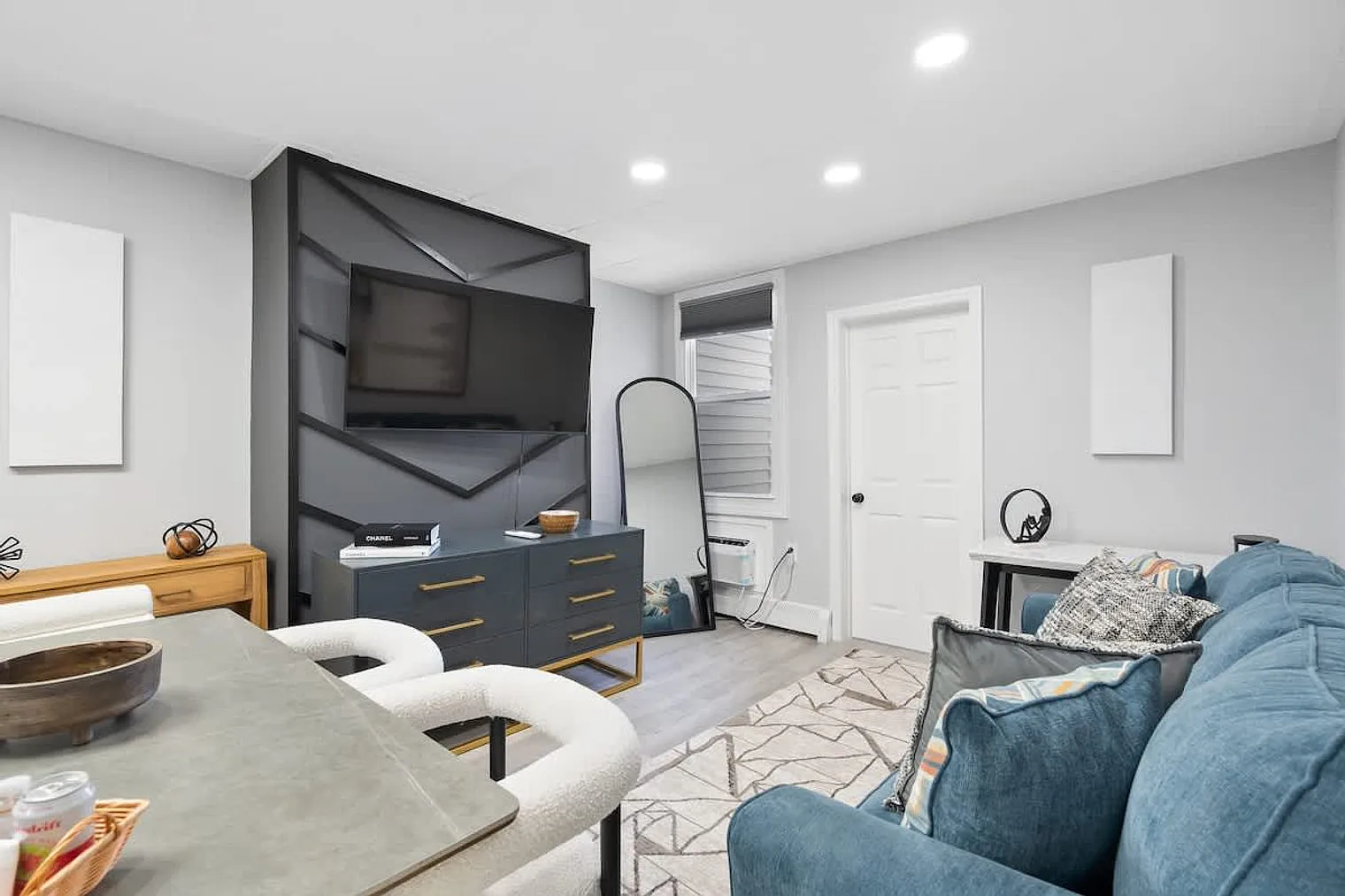 2 bed, 1.0 bath, 1194 sqft, $4,404 — Photo 3