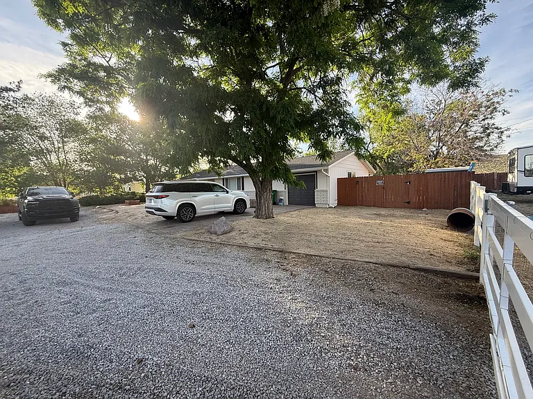 2715 Knob Hill Dr — Photo 1