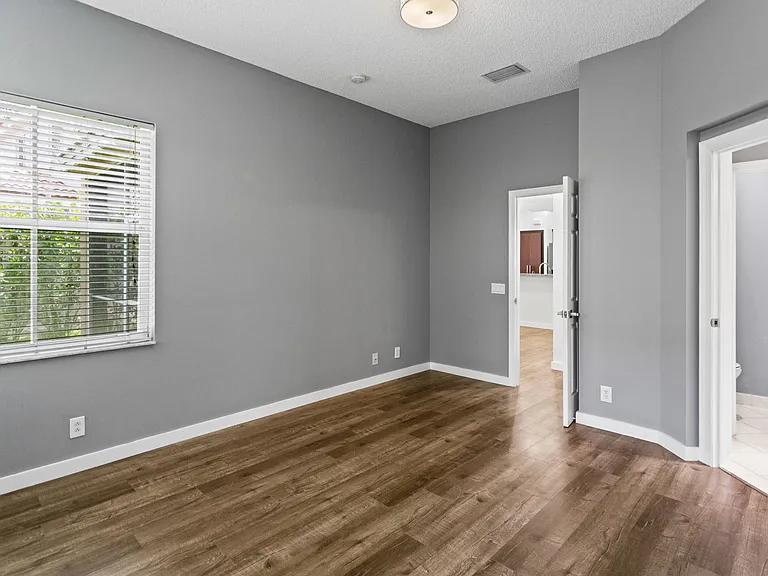 1071 Bluewood Ter — Photo 21