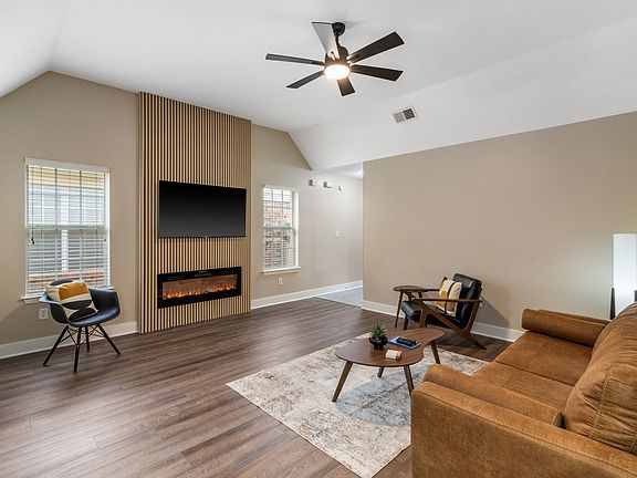3rd image of 1101 W Montebello Cir