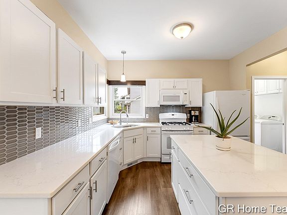 3rd image of 7436 Las Palmas Dr NE