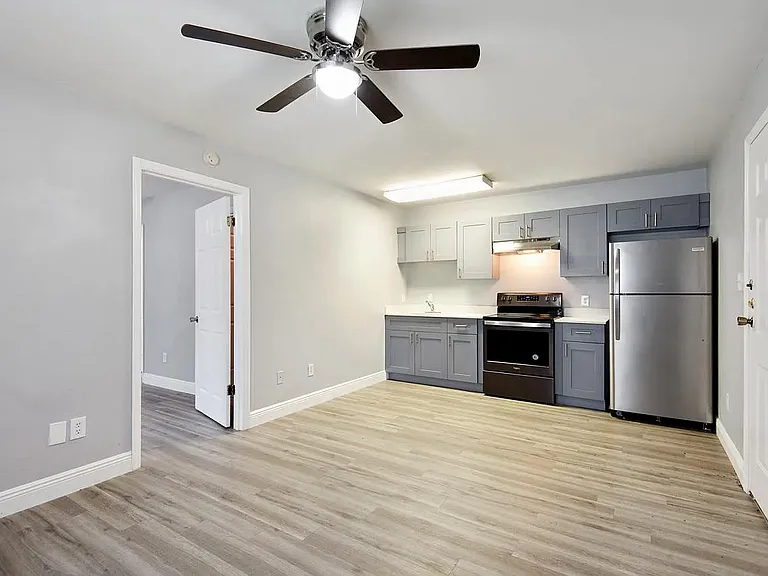 214 Columbia Dr — Photo 1