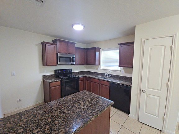 3rd image of 2303 Golden Brandy Ln