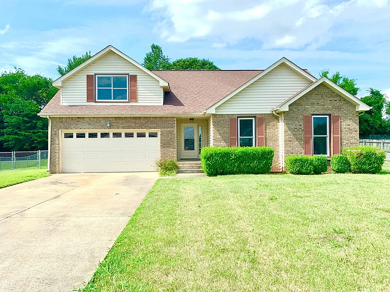 315 Harold Dr — Photo 1