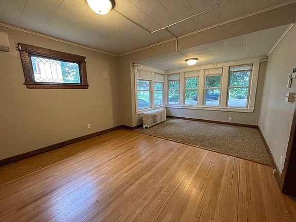 Picture of living room and dining room, vacant