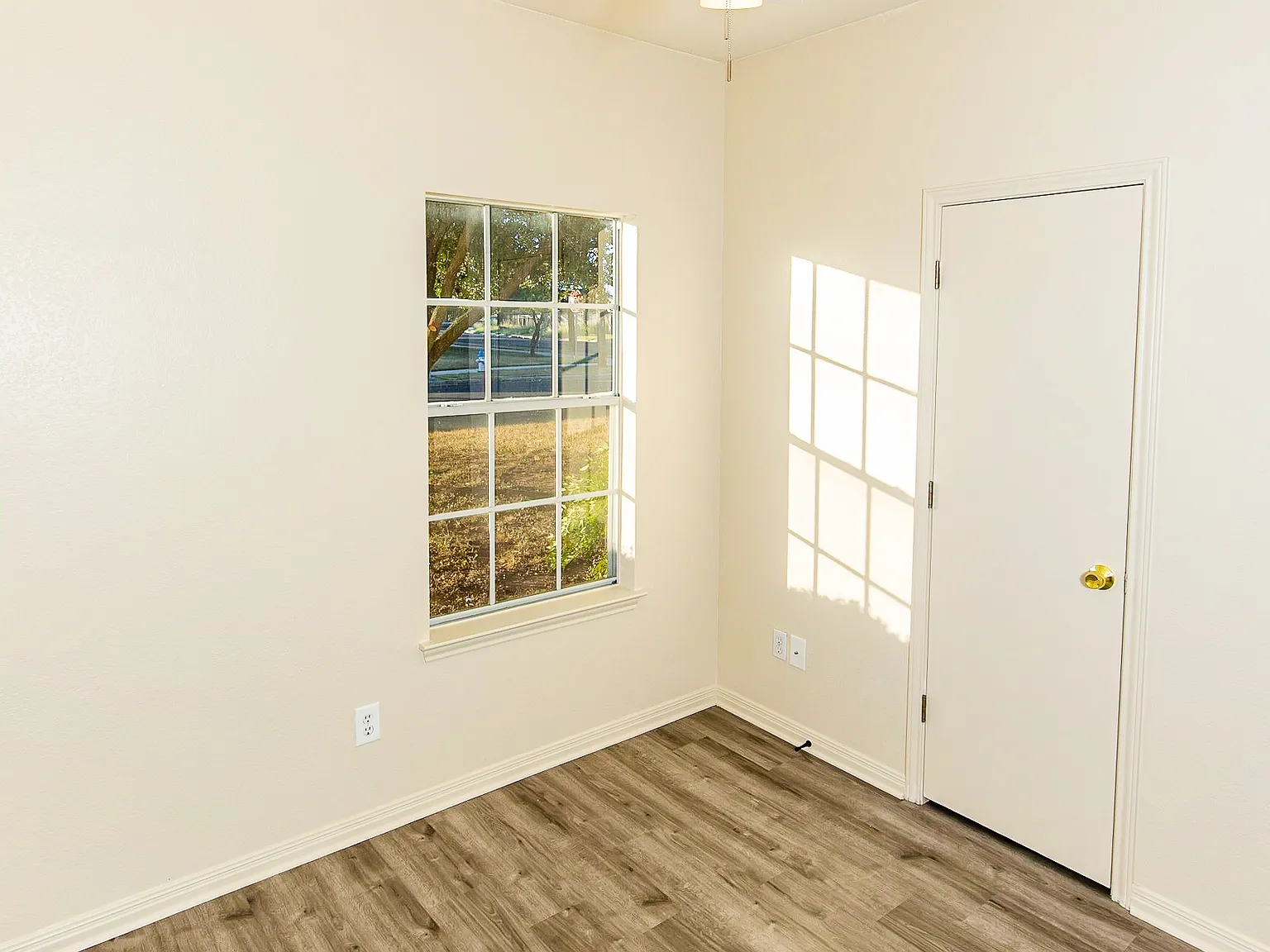 2 bed, 872 sqft, $1,349 — Photo 3