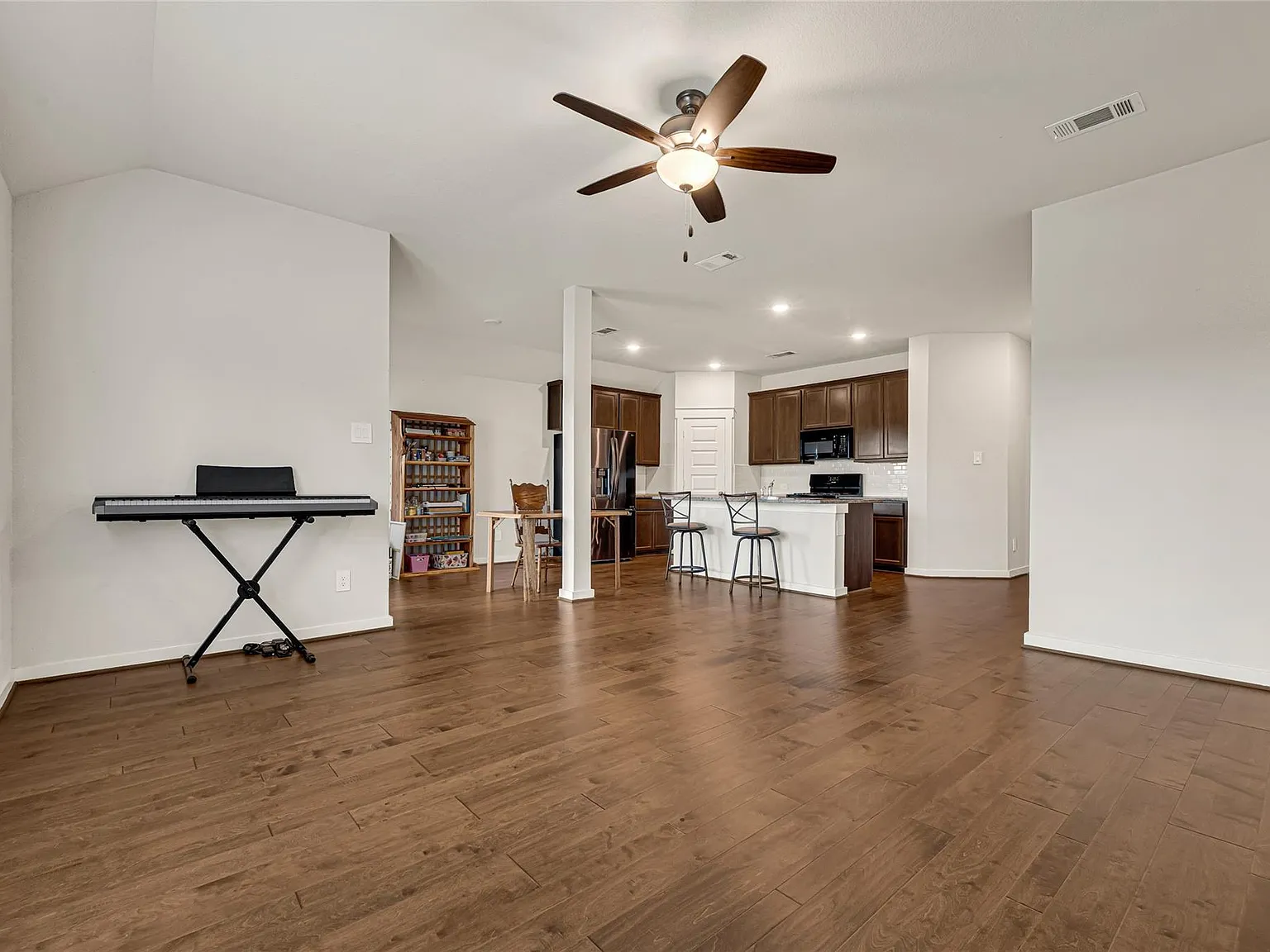 4 bed, 2.0 bath, 1556 sqft, $1,800 — Photo 4