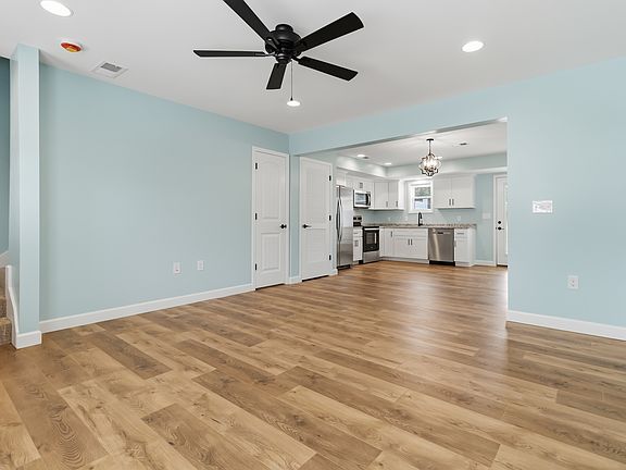5th image of 250 Meadow Dr #2