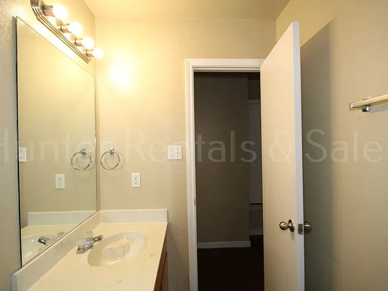 930 Ramblewood St #B — Photo 18