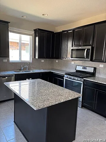 3 bed, 2.5 bath, 2332 sqft, $1,990 — Photo 3