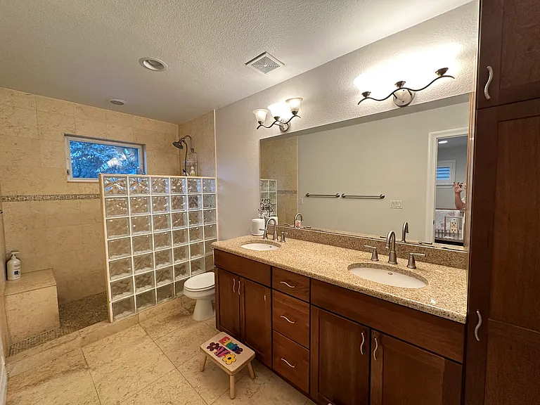2411 S Race St — Photo 27
