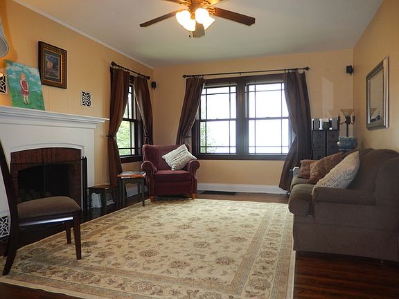 5th image of 576 Washington St