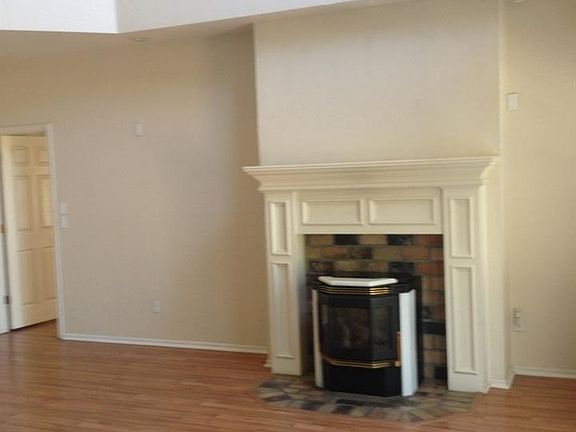 4th image of 6 NW Burr Oak Dr