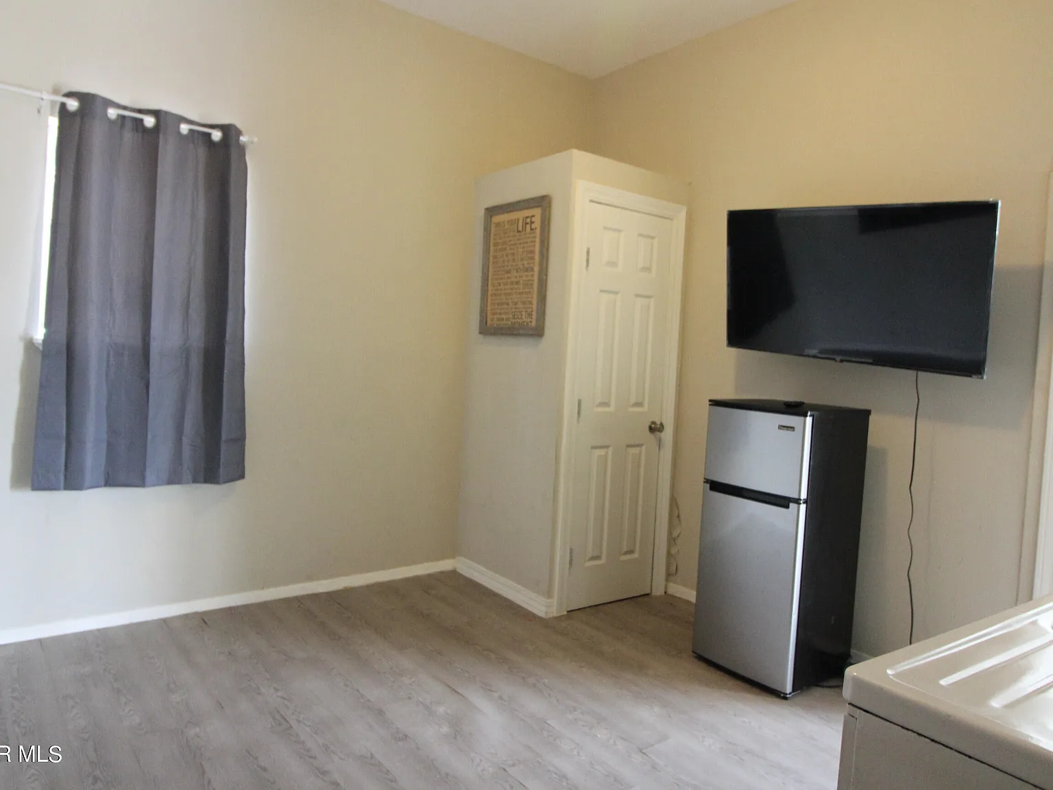 1 bed, 1.0 bath, 300 sqft, $500 — Photo 2