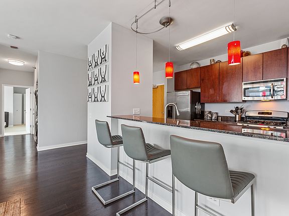 4th image of 757 N Orleans St #1604