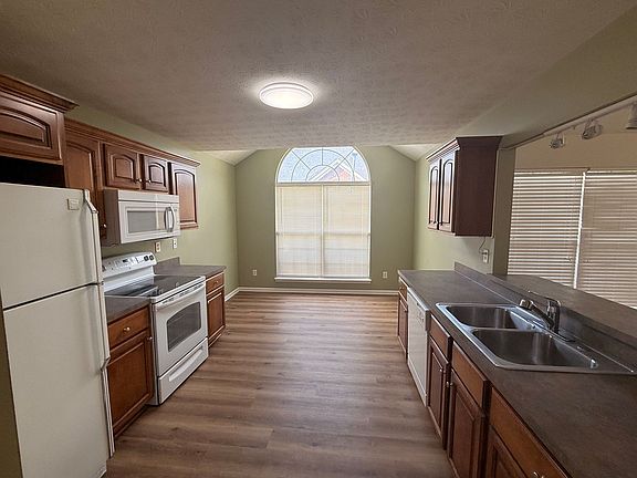 3rd image of 405 Fledge Dr