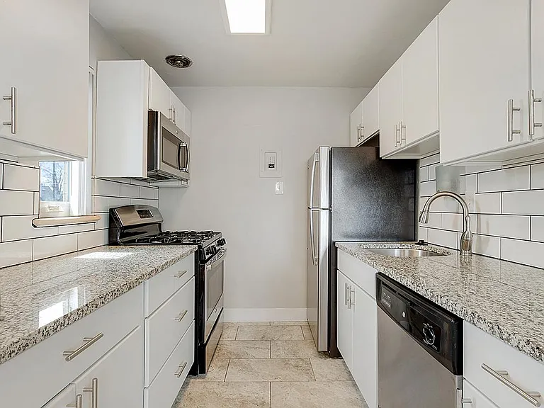 175 S Sherman St — Photo 3