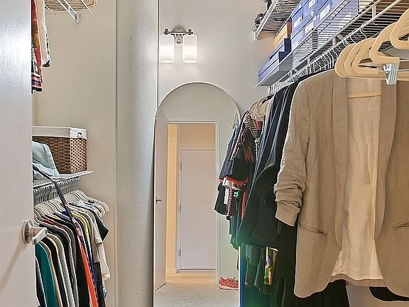 4th image of 939 W Huron St Unit 208