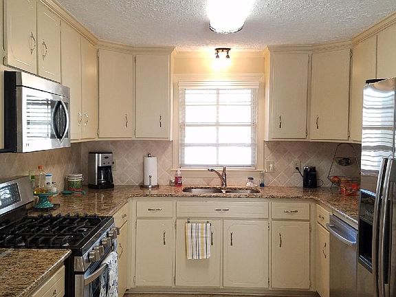 3rd image of 1829 Hardman Ln