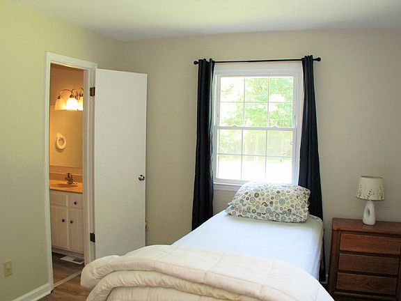 1st flr bedroom w/half-bath