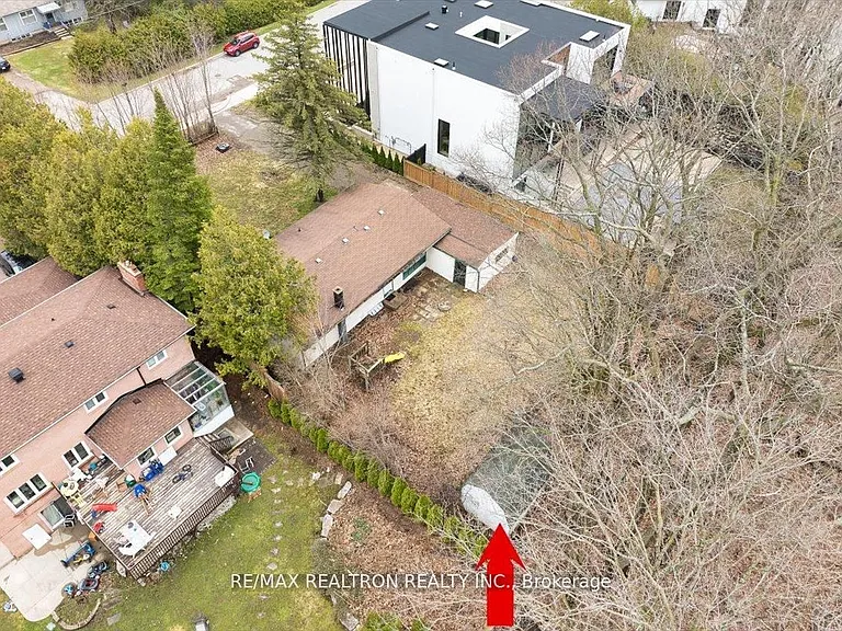 97 Park Cres — Photo 42